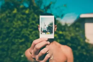 Cuando usted vaya a su Entrevista Consular, necesitará dos fotos idénticas de usted y de cada miembro de la familia que aplica para una Visa de Diversidad