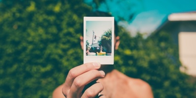 Cuando usted vaya a su Entrevista Consular, necesitará dos fotos idénticas de usted y de cada miembro de la familia que aplica para una Visa de Diversidad